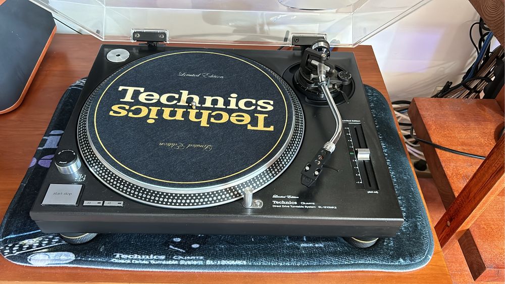 Gira-discos Technics SL 1210 MK2 Com agulha Goldring E3