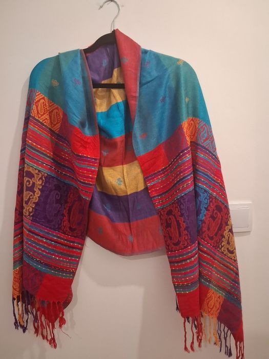 *Wielobarwny szal damski.