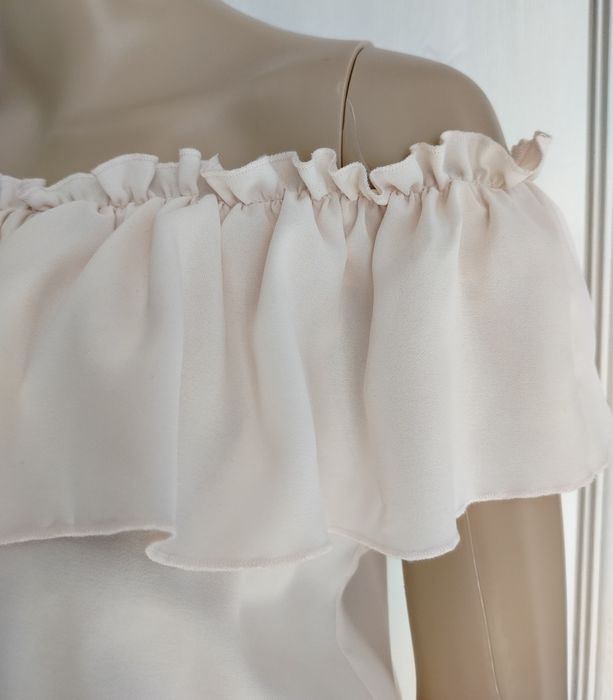 XS S M kremowa nude sukienka 2 sposoby hiszpanka falbany Varlesca