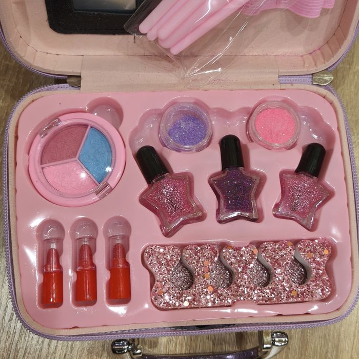 Набір дитячої косметики в чемодані для дівчаток