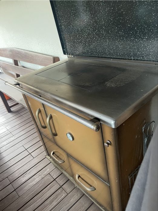 Fogão de lenha castanho bom  estado