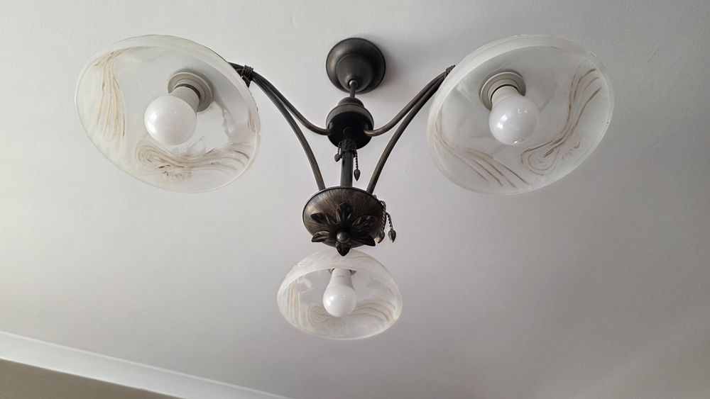 Lampa z trzema ramionami