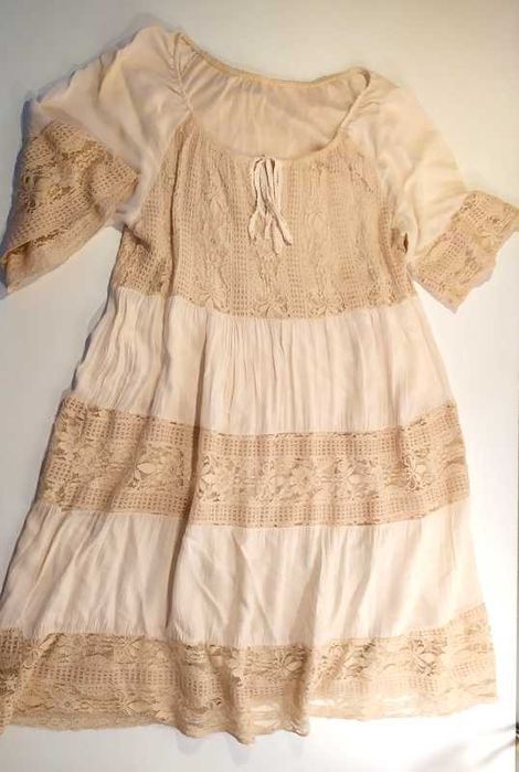 11. Koronkowa sukienka w pudrowym kolorze r. L