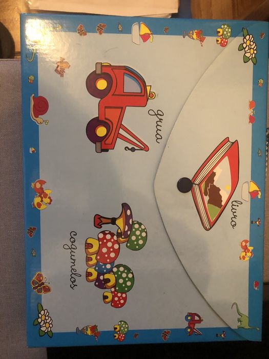 Pasta com livros  para pintar escrever