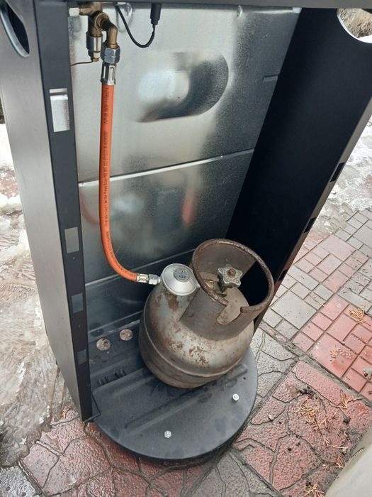 Газова піч ROWI HGO 4200/4 BF, яка використовується як обігрівач.