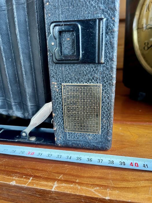Antiga máquina fotográfica Voigtländer Berheil de grandes dimensões