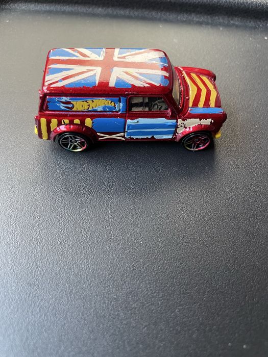 Miniatura Hotwheels Austin Mini de 2016