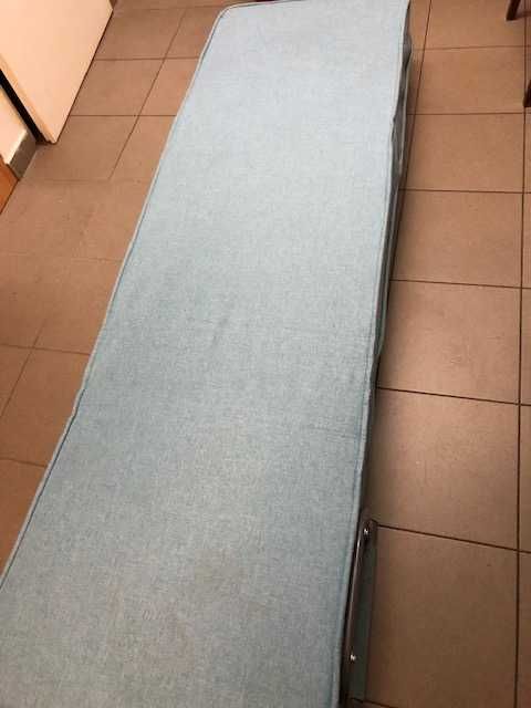 Fotel-łóżko z możliwością regulacji oparcia