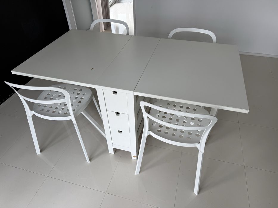 Mesa com cadeiras de cozinha