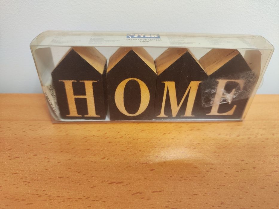 Drewniane domki z napisami HOME/LOVE