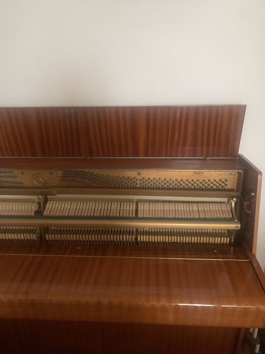 Piękne drewniane pianino CALISIA
