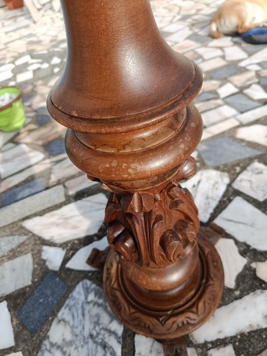 Coluna de vasos ou loiça em madeira usada
