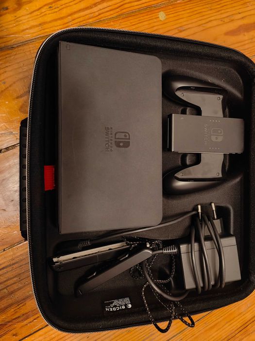 Consola Nintendo Switch OLED + acessórios e bolsa, em perfeito estado