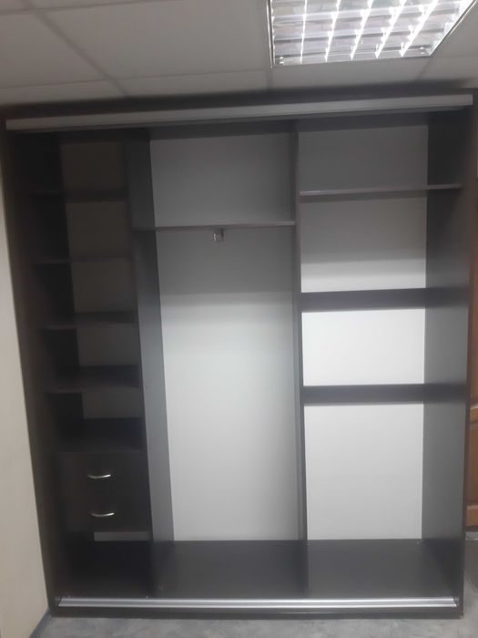 Продам Шкаф-купе с витрины(новый)