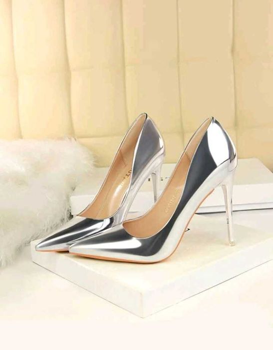 Sapatos prateados novos vários tamanhos