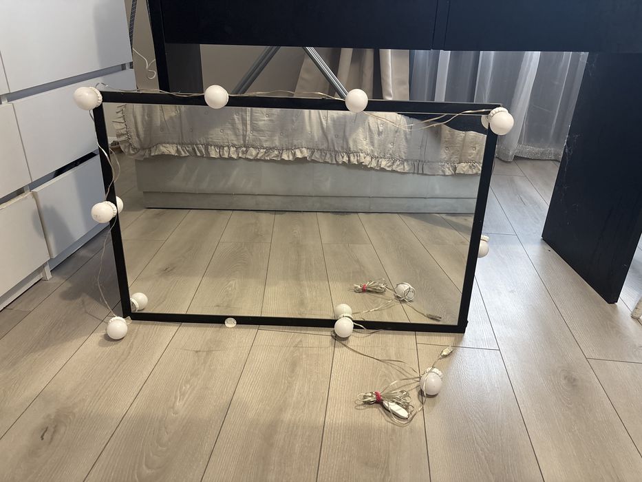 Toaletka z lustrem , lampkami i krzeslem