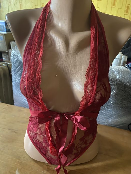 Sexy bielizna - koronkowe rubinowe body
