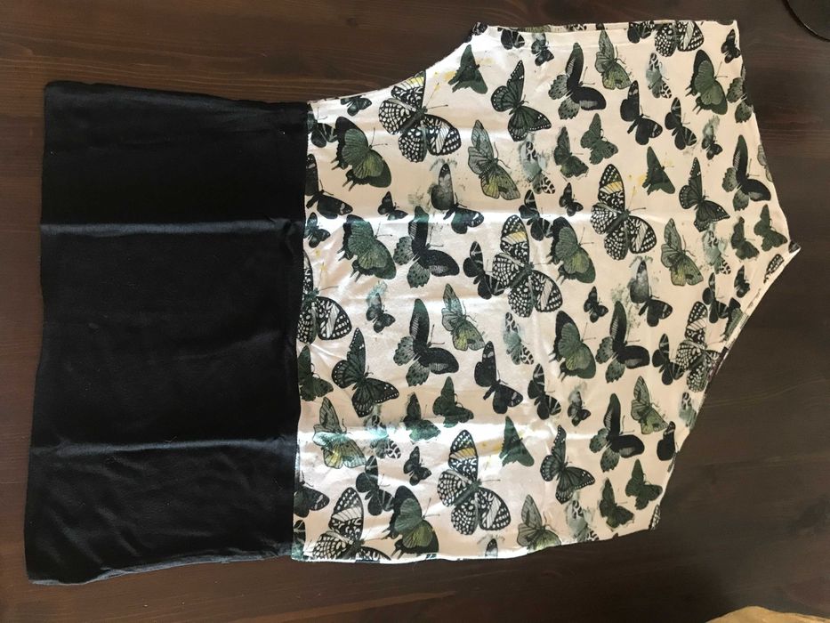 Lote de tops a dois euro e meio cada