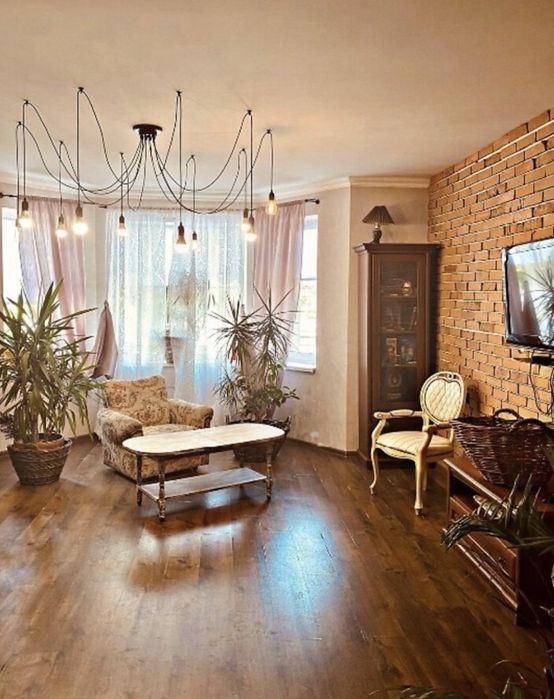 Дом новой постройки в застроенном месте