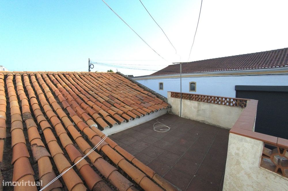 Moradia Térrea com terraço em Moura
