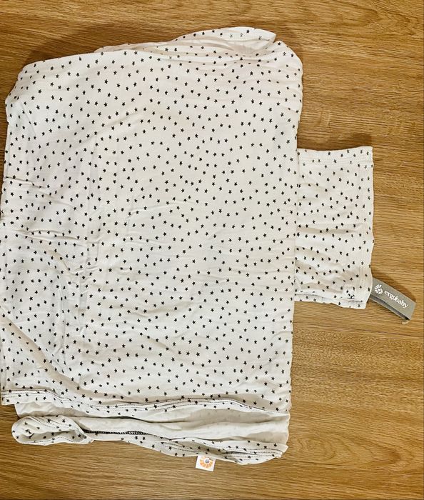 Pano/Sling Ergobaby Aura padrão estrelas cinza claro.