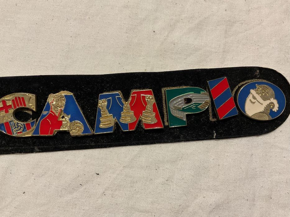 Conjunto de nove pins de desporto Futebol C. Barcelona tri campeão