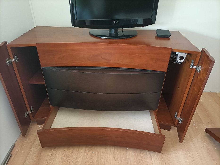 Quarto de casal (cama + mesas de cabeceira + comoda)