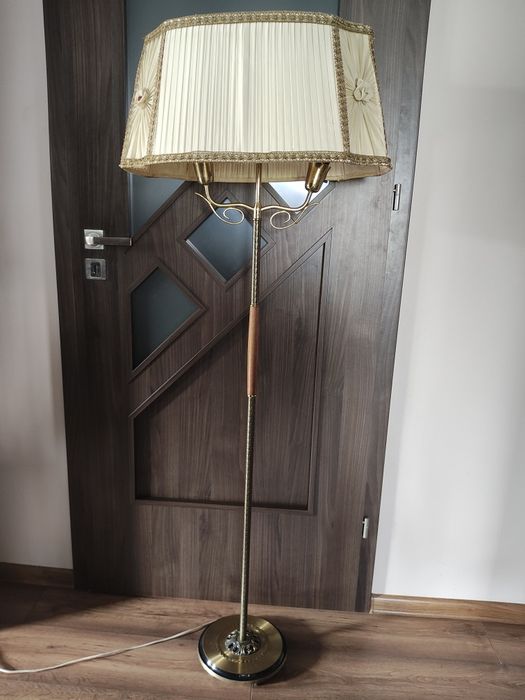 Zabytkowa mosiężna lampa stojąca