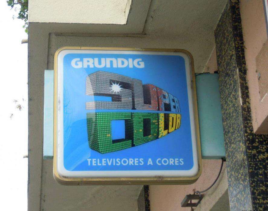 Painel publicitário luminoso TV Grundig Neolux televisão a cores