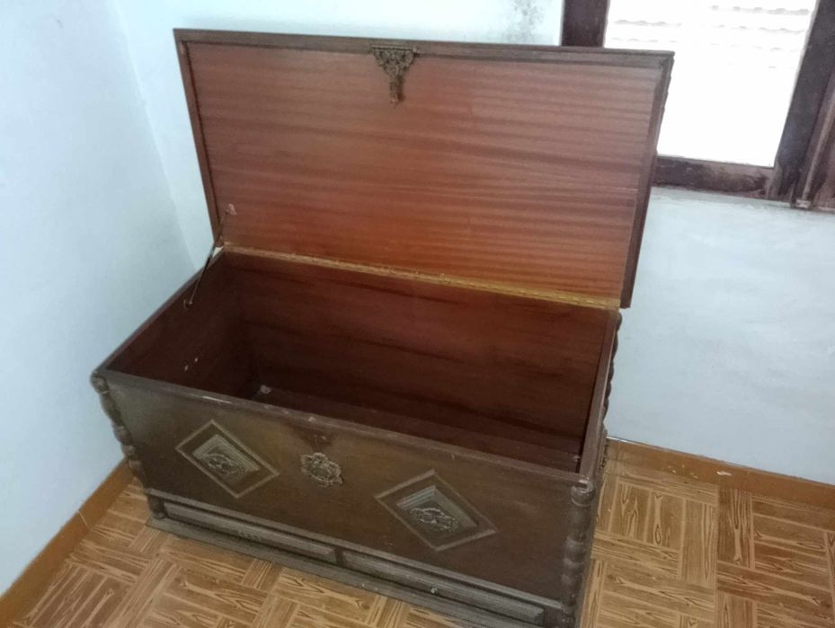 Tenho lote de moveis antigos para venda em bom estado.
