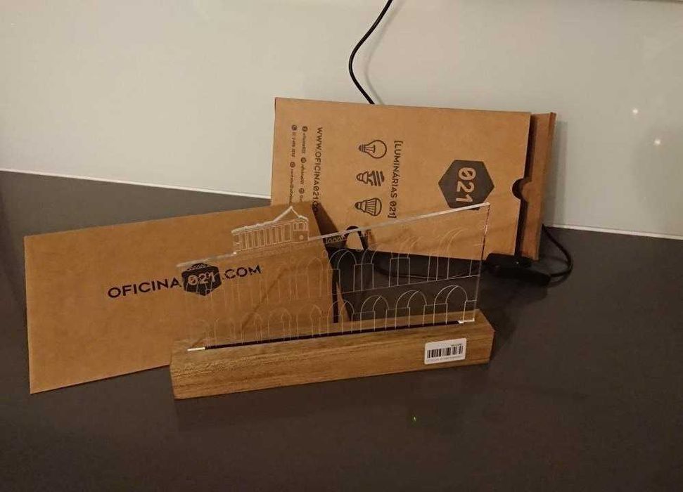 Candeeiro decorativo em acrílico e madeira