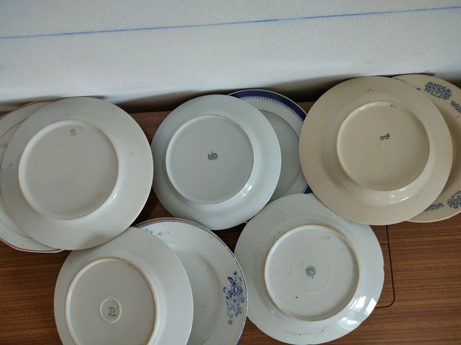 Conjunto de pratos antigos.