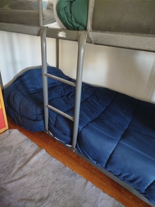 Beliche do IKEA com o colchão de cima