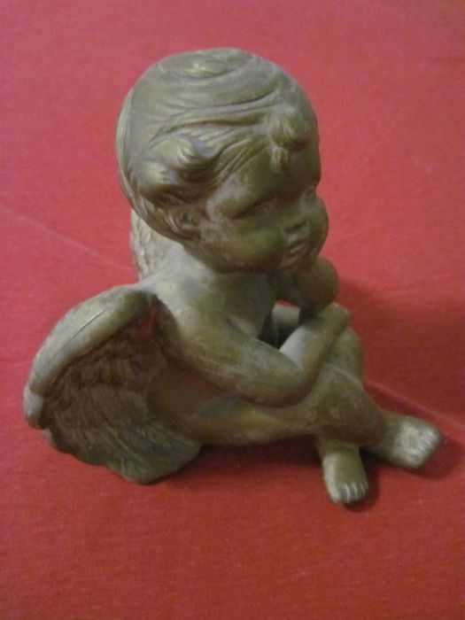 Anjo dourado de porcelana