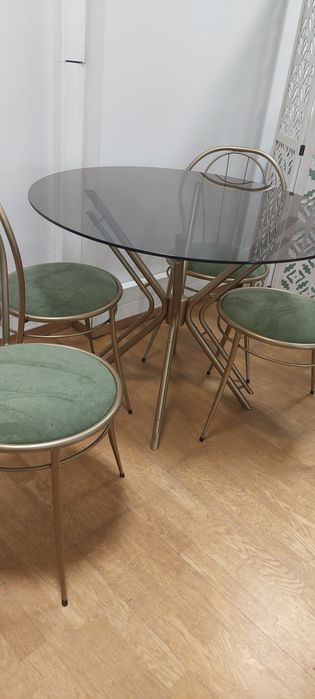 Conjunto mesa e 4 cadeiras COMO NOVO