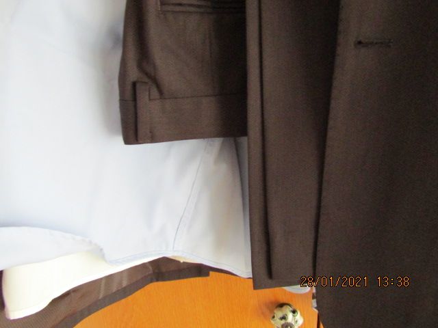 Fato Castanho Under Blue