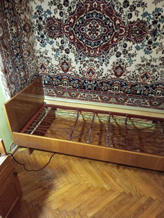 Ліжко односпальне дерев'яне 200см.×80см. з металевим каркасом не просівші пружини +бонусом матрас в середньому стані,але піде на перший час!!