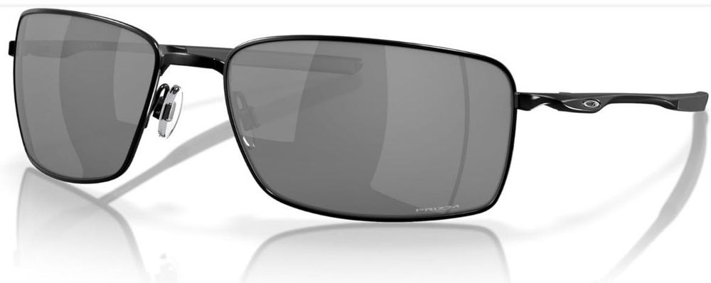 Os óculos na imagem são os Oakley Square Wire,