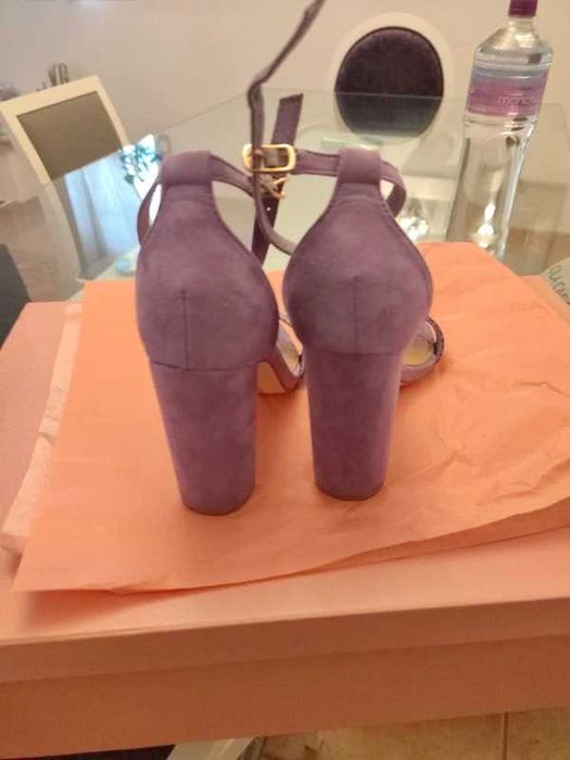 sandálias nunca usadas muito elegantes