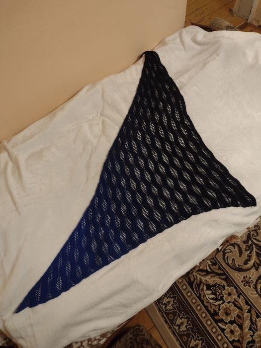 Chusta asymetryczna ombre granatowo niebieska szydełko handmade