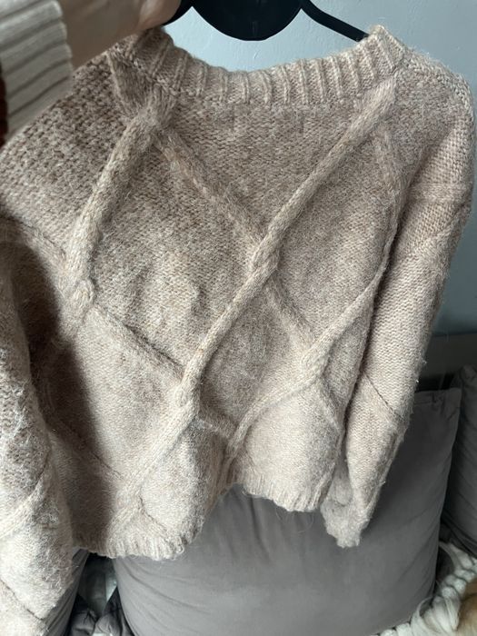 Beżowy sweter wełniany alpaca warkoczowy splot