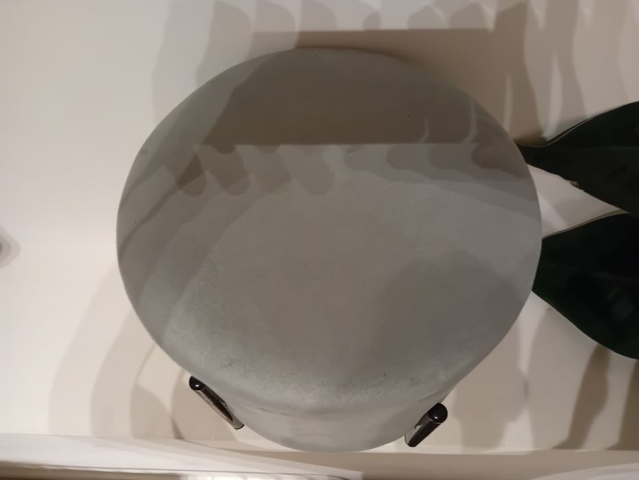 Sprzedam dwie ładne pufy stan oceniam na bardzo dobry