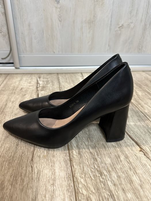 Туфлі чорні. Туфлі беж.