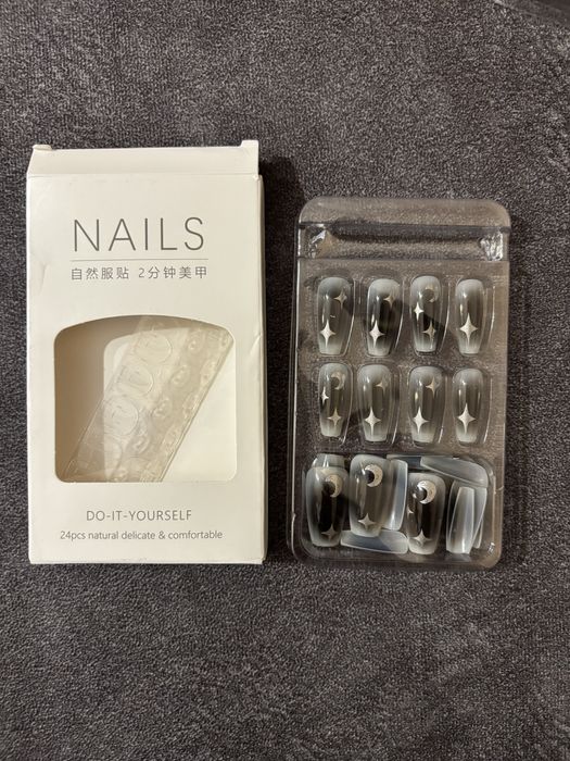 накладні нігті у корейському стилі y2k