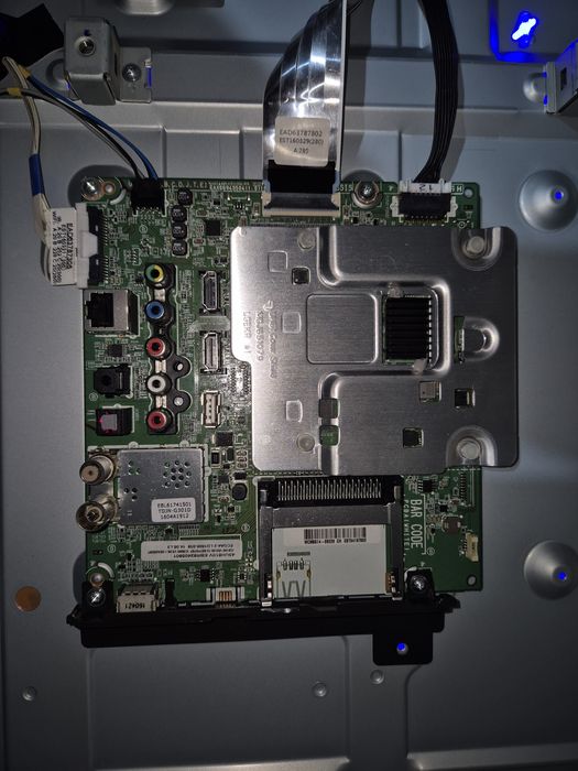 LG Smart TV Webos 4K UHD 43" completa para peças ou reparar