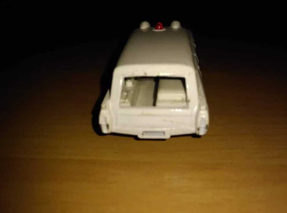 Miniatura Matchbox Cadillac Ambulance escala 1/64 nº 54