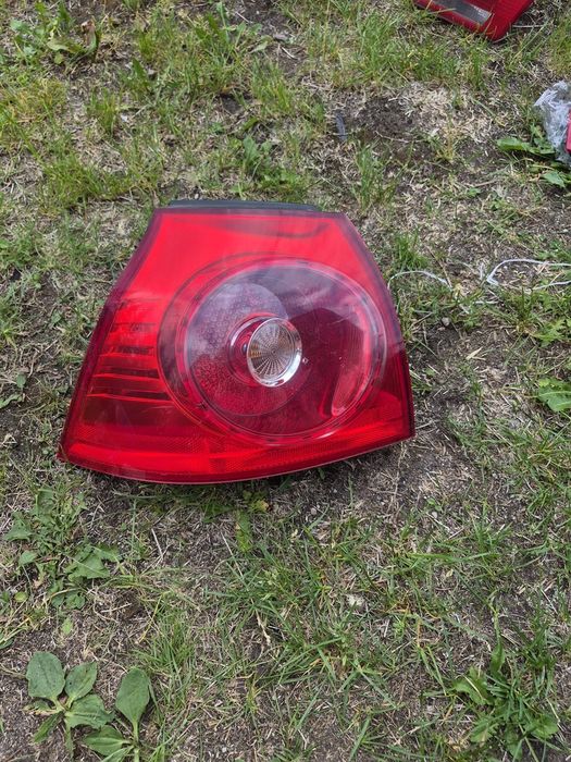 Lampa tylna lewa VW Golf V hatchback błotnik 1K1 część używana