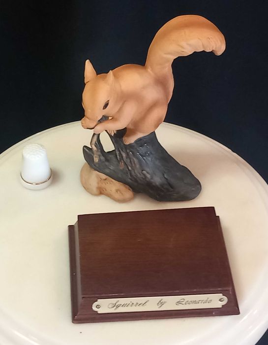 Esquilo Vintage sobre pedestal de madeira, Coleção Leonardo, anos 90.