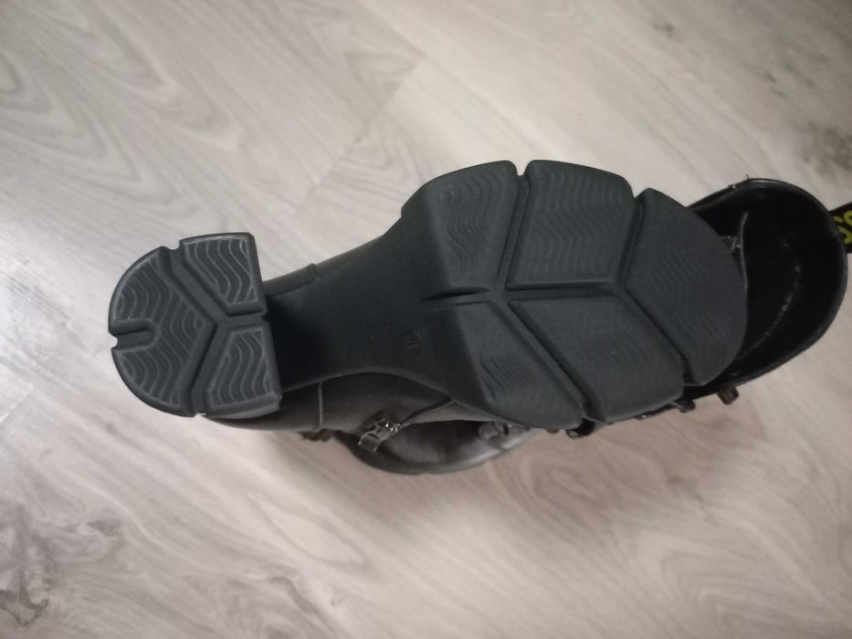 Продам майже нові жіночі ботінки