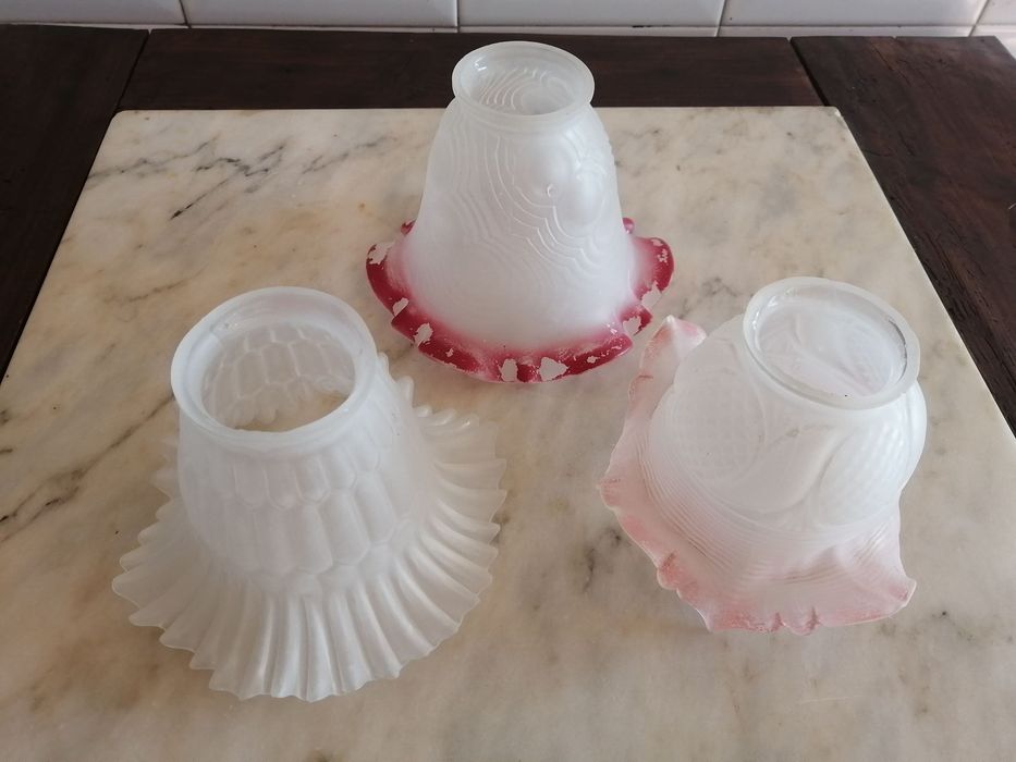 várias tulipas em vidro para candeeiros